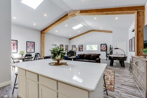 Interior - Gorgeous 8 Bedroom, 5 Bath, 6012 sq ft. huge game room and Pool on 5 acres (Fort Worth)