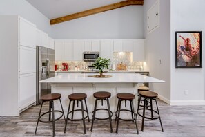 Fridge, microwave, oven, stovetop - Gorgeous 8 Bedroom, 5 Bath, 6012 sq ft. huge game room and Pool on 5 acres (Fort Worth)