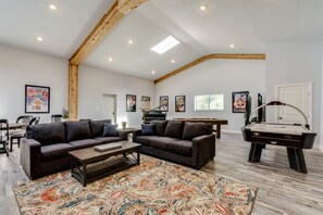 Smart-TV, Kamin, Tischtennisplatte