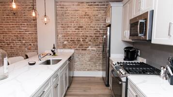 Refrigerador, microondas, horno y parrilla de estufa