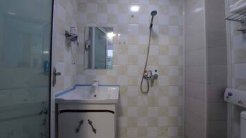 Kamar Keluarga | Kamar mandi | Shower, perlengkapan mandi gratis, sandal, dan handuk