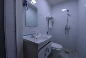 Ducha, artículos de tocador gratuitos, pantuflas, toallas