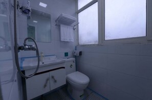 Suite familiar | Baño | Ducha, artículos de higiene personal gratuitos, zapatillas y toallas