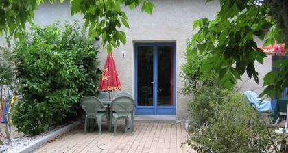 studio/Mezzanine pour 2/4pers ,terrasse jardin,10km de Soulac plage, 2km Gironde