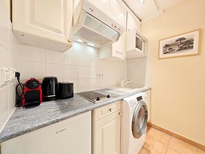 Refrigerador, microondas y cafetera y tetera 