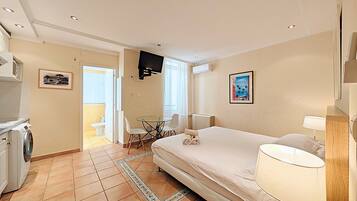 Iron/ironing board, free Internet, bed sheets