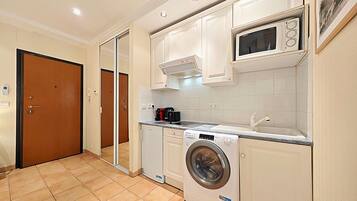 Kühlschrank, Mikrowelle, Wasserkocher mit Kaffee-/Teezubehör