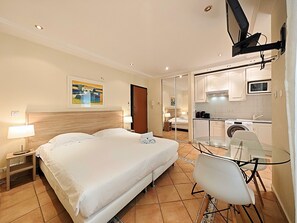 Tabla de planchar con plancha, internet gratis y ropa de cama 