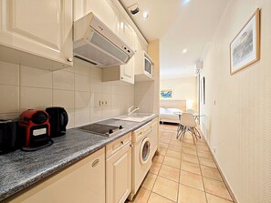 Réfrigérateur, micro-ondes, cafetière/bouilloire