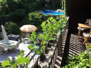 Outdoor dining - Quiet guest house.Liège,Aix,Francorchamps.walking Forest Lake Swimming pool Play area (Goé)
