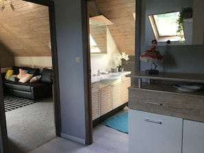 1 slaapkamer, een bureau, een strijkplank/strijkijzer, reisbedje