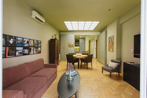 Smart-TV, bøker og stereoanlegg