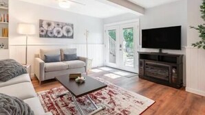 Fireplace, Netflix, books, streaming services - Cozy Laurelhurst 1 Bedroom Apt Near Children’s Hospital, UW, Husky Stadium, UWMC (Seattle)