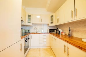 Køleskab, mikrobølgeovn, ovn, kogeplade