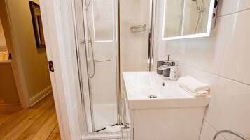 Douche, sĂšche-cheveux, serviettes fournies, savon