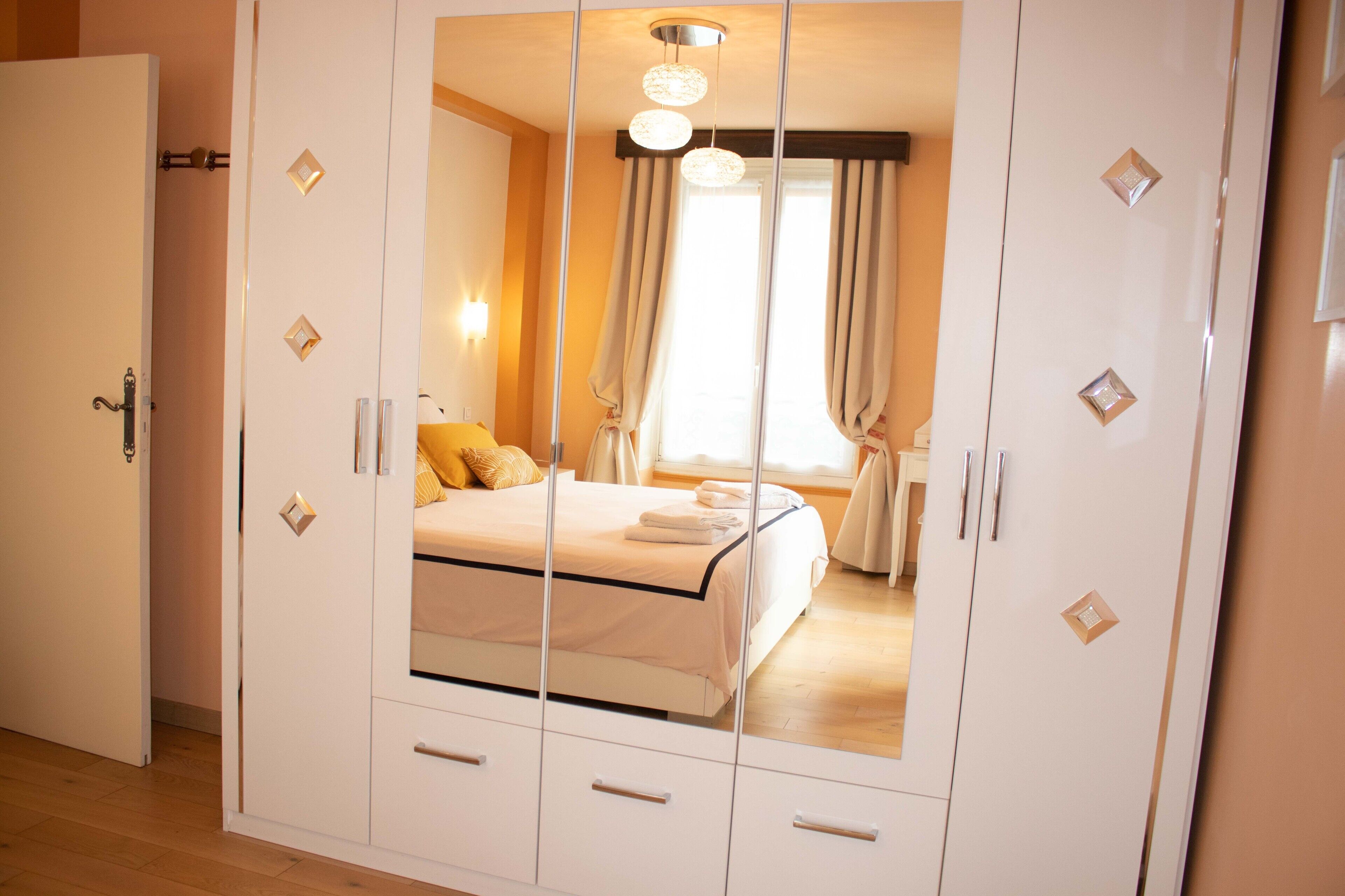 2 slaapkamers, een bureau, een strijkplank/strijkijzer, gratis wifi
