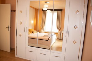 2 Schlafzimmer, Schreibtisch, Bügeleisen/Bügelbrett, kostenloses WLAN