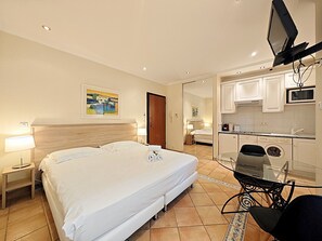 Tabla de planchar con plancha, Internet gratis, ropa de cama