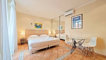 Tabla de planchar con plancha, internet y ropa de cama