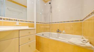 Baignoire, sĂšche-cheveux, serviettes fournies