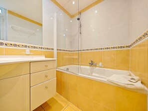 Baignoire, sèche-cheveux, serviettes fournies