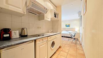 Réfrigérateur, micro-ondes, cafetiÚre/bouilloire