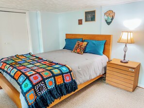 2 dormitoris, planxa i posts de planxar i un bressol de viatge 