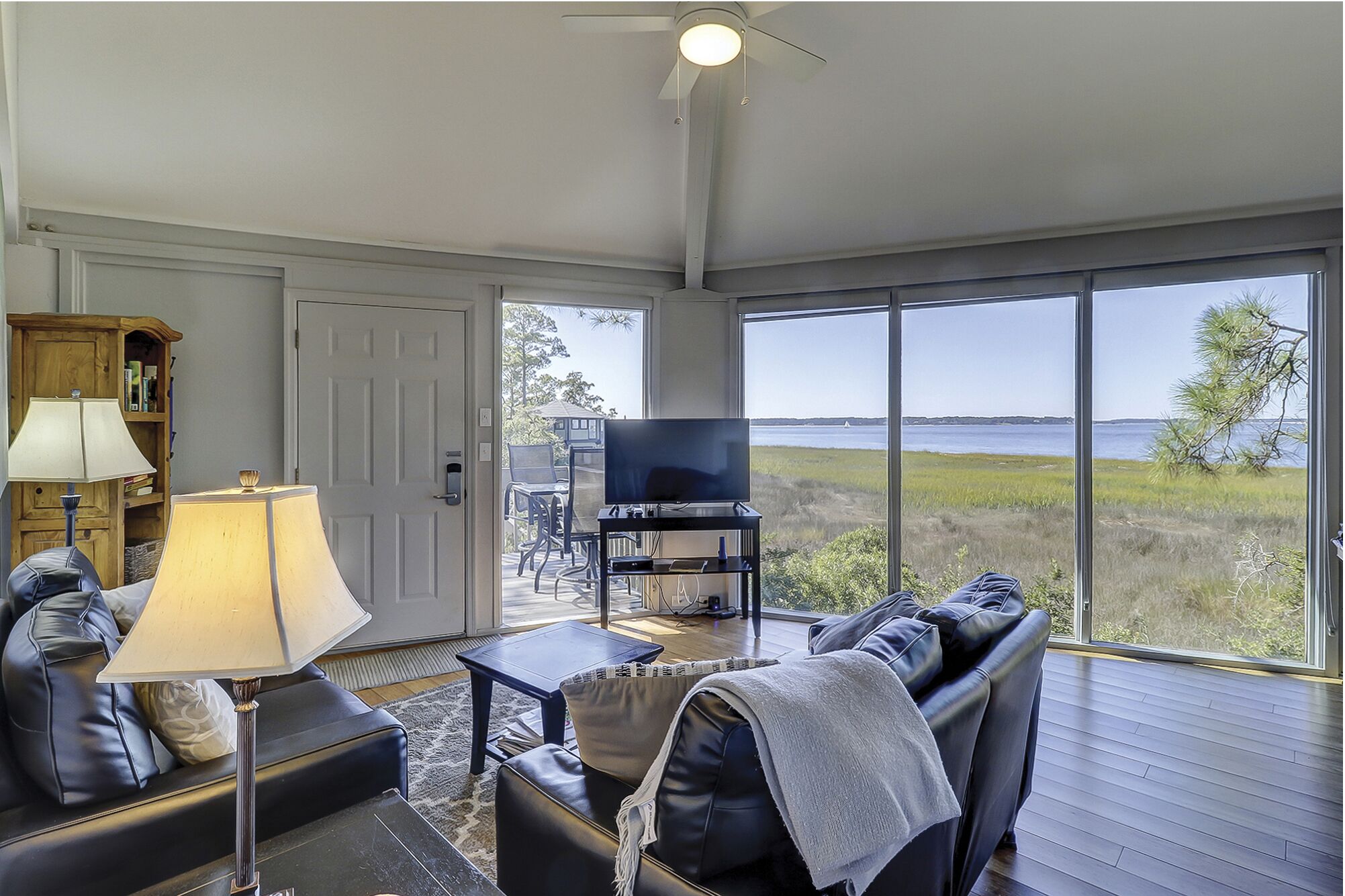 Treetop Cottage in the Heart of Harbourtown with views of Calibogue Cay!