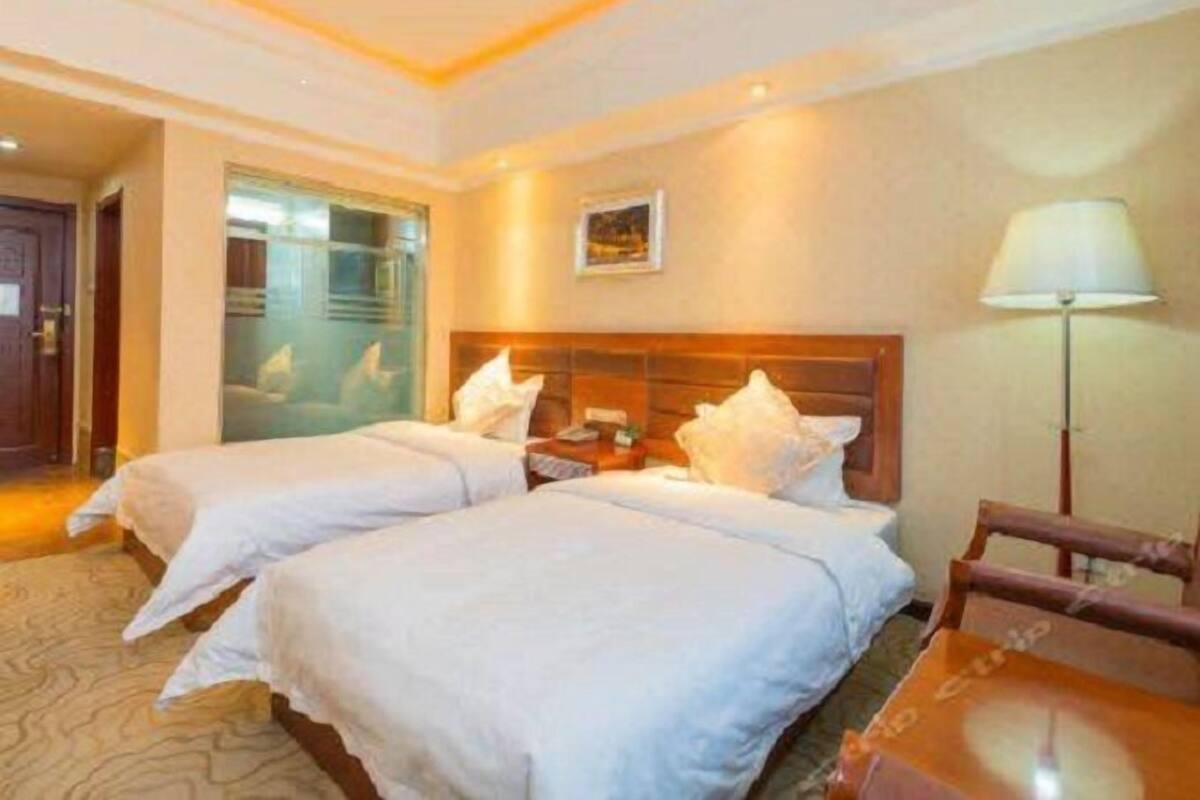Standard-Zweibettzimmer | Zimmersafe, Schreibtisch, Verdunkelungsvorhänge, schallisolierte Zimmer