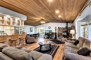 Smart-TV, Kamin, Stereoanlage