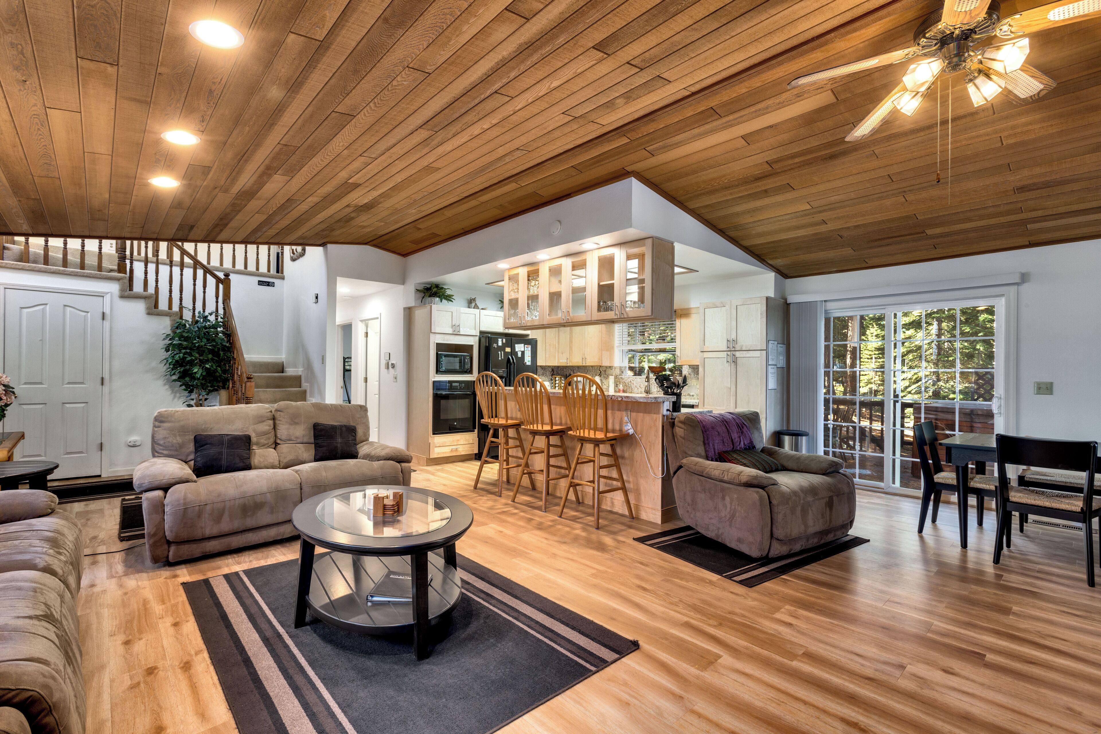 Smart TV, fireplace, stereo