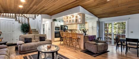 TV connectée, cheminée, chaîne hi-fi