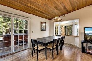 Dining - Panhandle House Private Hot Tub Close to Skiing and Casinos (South Lake Tahoe)