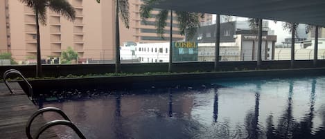Una piscina al aire libre