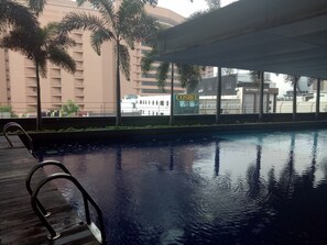 Outdoor pool - Taragon Time Executive Serviced Suites (Kuala Lumpur)