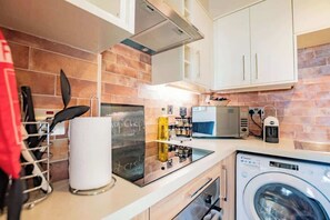 雪櫃、微波爐、焗爐、爐具