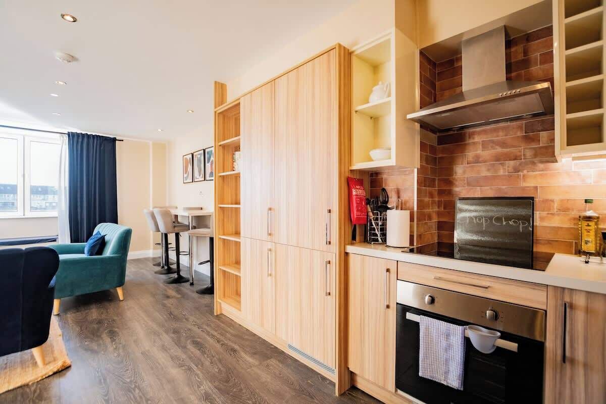 Een koelkast, een microgolfoven, een oven, een kookplaat