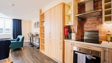 Een koelkast, een microgolfoven, een oven, een kookplaat