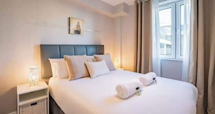 Stylish Harbour View Apartment in a Private Building