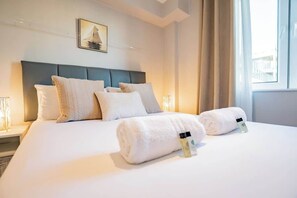 3 bedrooms, iron/ironing board, travel crib, WiFi - Stylish Harbour View Apartment in a Private Building (Galway City)