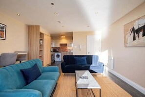 TV, offices - Stylish Harbour View Apartment in a Private Buildi (Galway City)