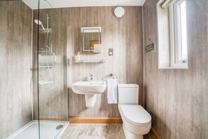 Bañera con ducha, secador de pelo, toallas
