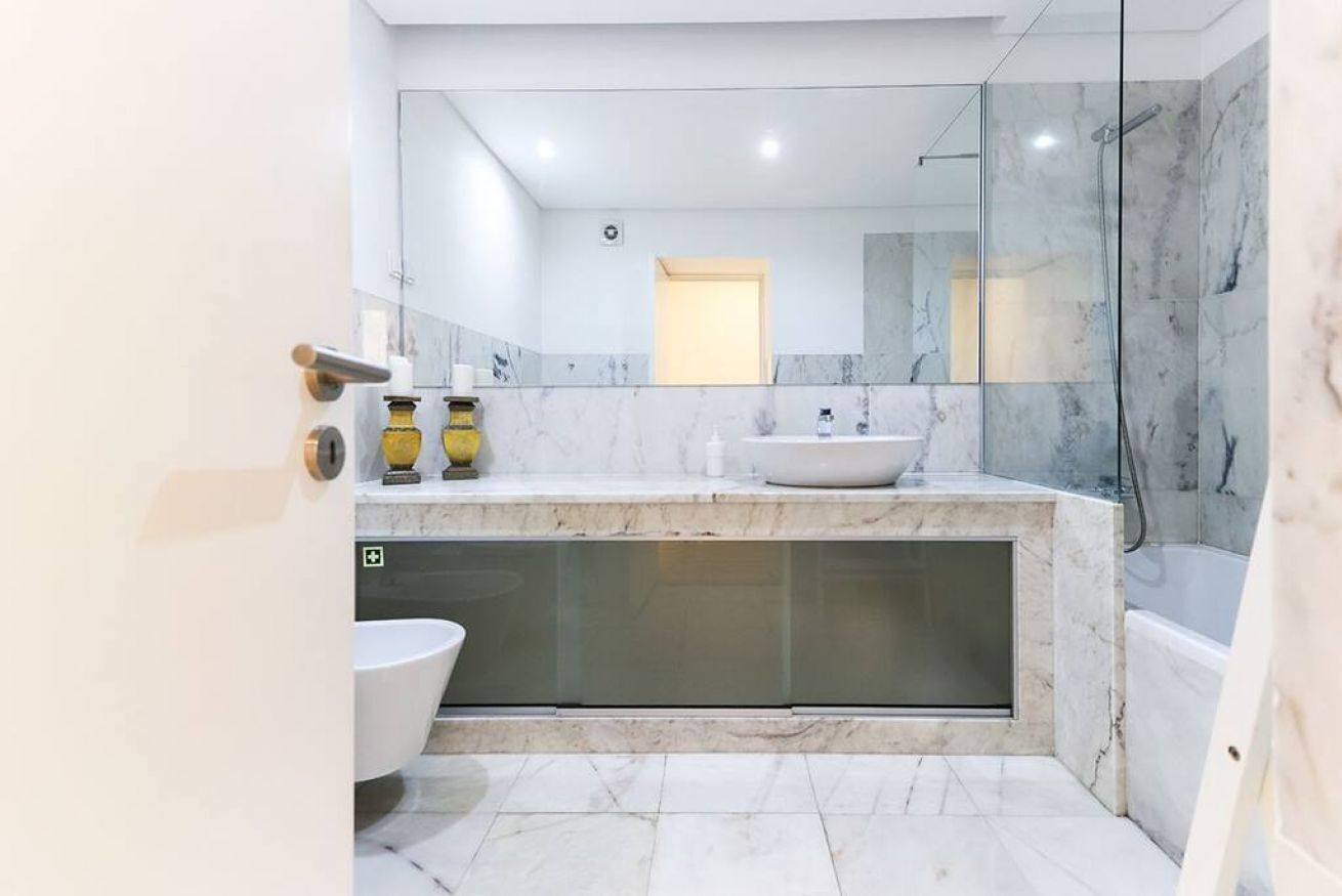 Combined shower/bathtub, hair dryer, bidet, towels