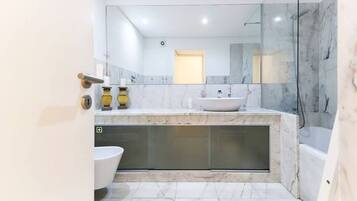 Combined shower/bathtub, hair dryer, bidet, towels