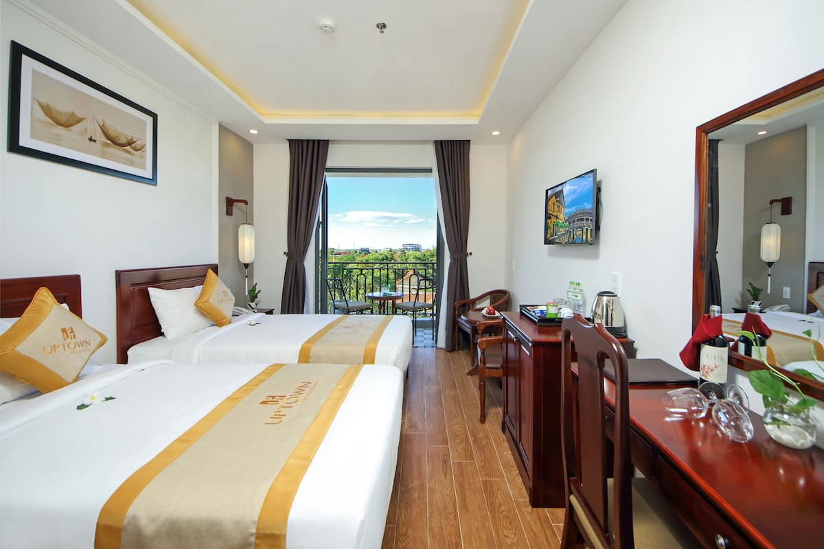Habitación Deluxe con 2 camas individuales, balcón, vistas a la ciudad | 1 dormitorio, minibar, caja fuerte y escritorio