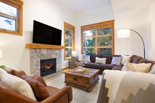 Luxury 4BR - Private HT, Ski In/Out, Free Parking