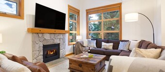 Luxury 4BR - Private HT, Ski In/Out, Free Parking