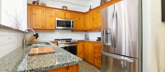Luxury 4BR - Private HT, Ski In/Out, Free Parking