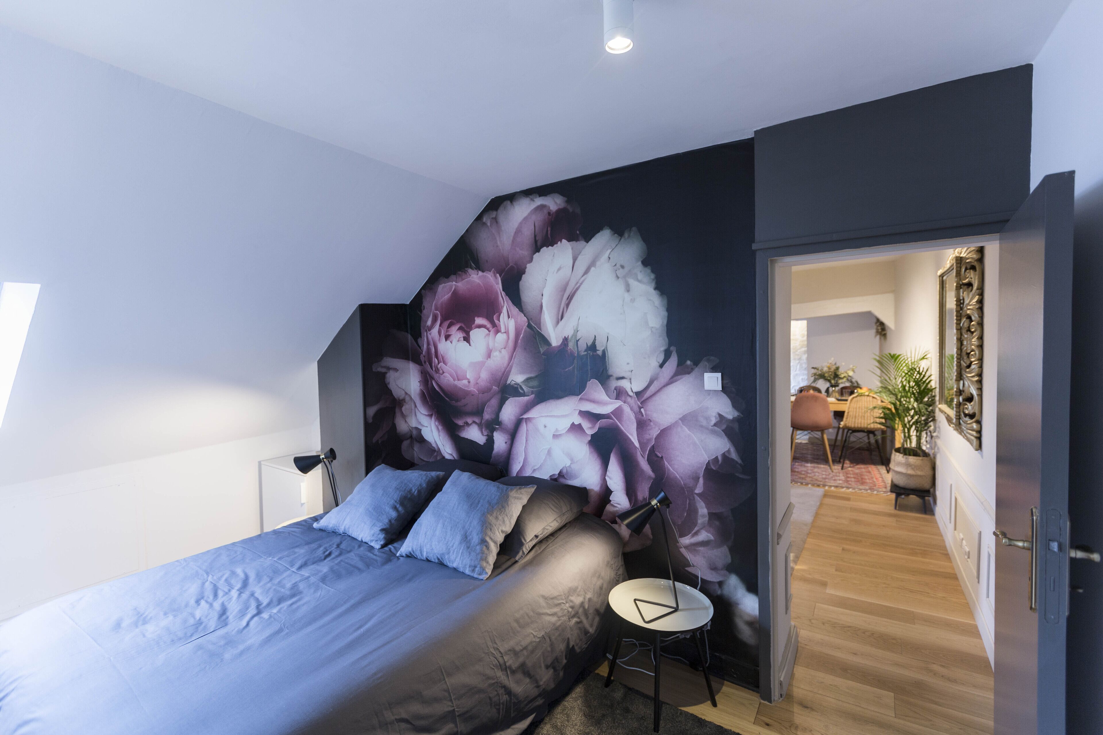 1 chambre, bureau, fer et planche à repasser, lit de bébé portatif