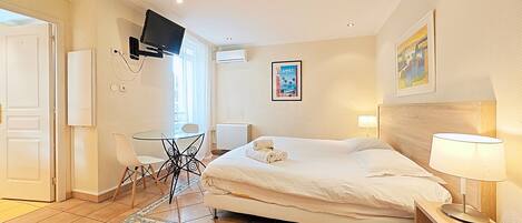 Iron/ironing board, internet, bed sheets